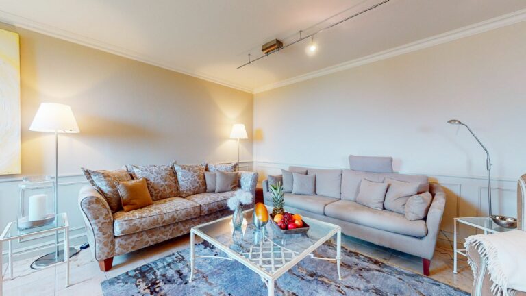 Wohnzimmer mit zwei Sofas in Ferienwohnung Hörnum