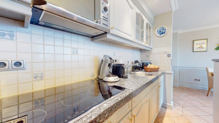 Küche mit Kaffeemaschine in Ferienwohnung Hörnum
