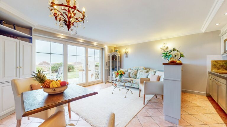 Wohnküche mit Sofa in Blumenoptik in Ferienwohnung Hörnum