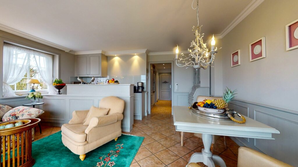 Wohnküche mit Sessel und Obstkorb in Ferienwohnung Hörnum