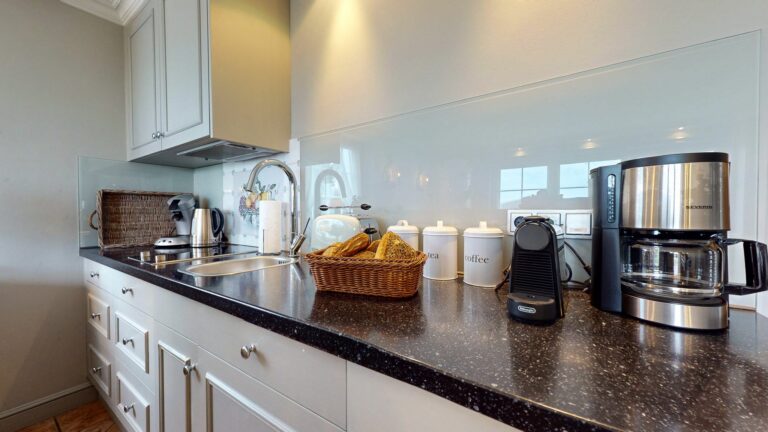 Küche mit Kaffeemaschine in Ferienwohnung Hörnum