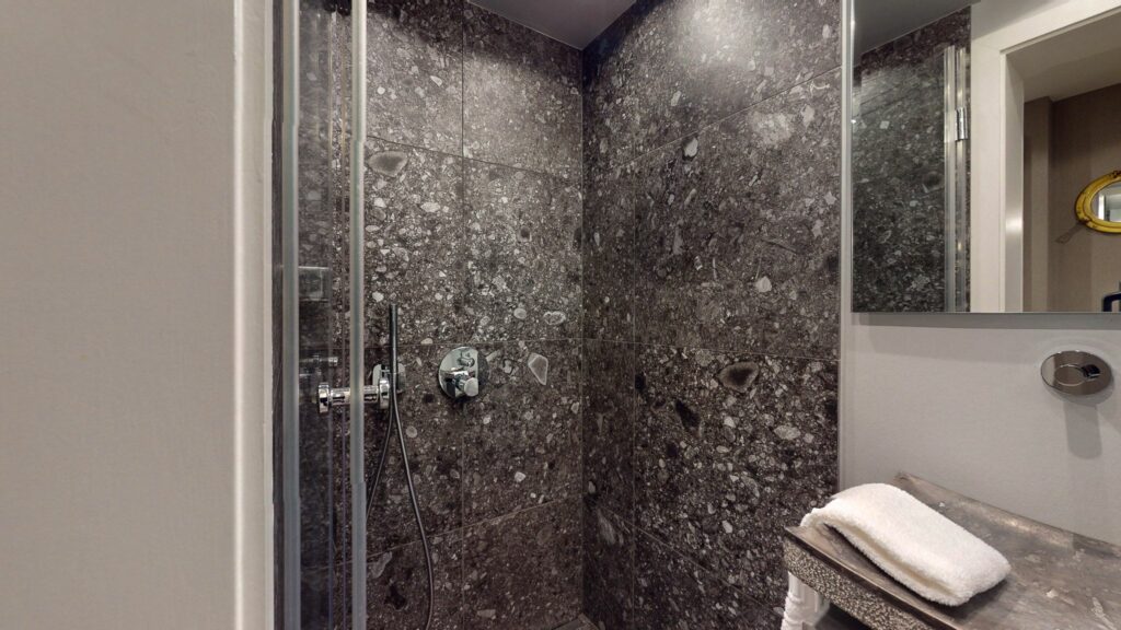 Bad mit Dusche aus Marmor in Ferienwohnung Hörnum