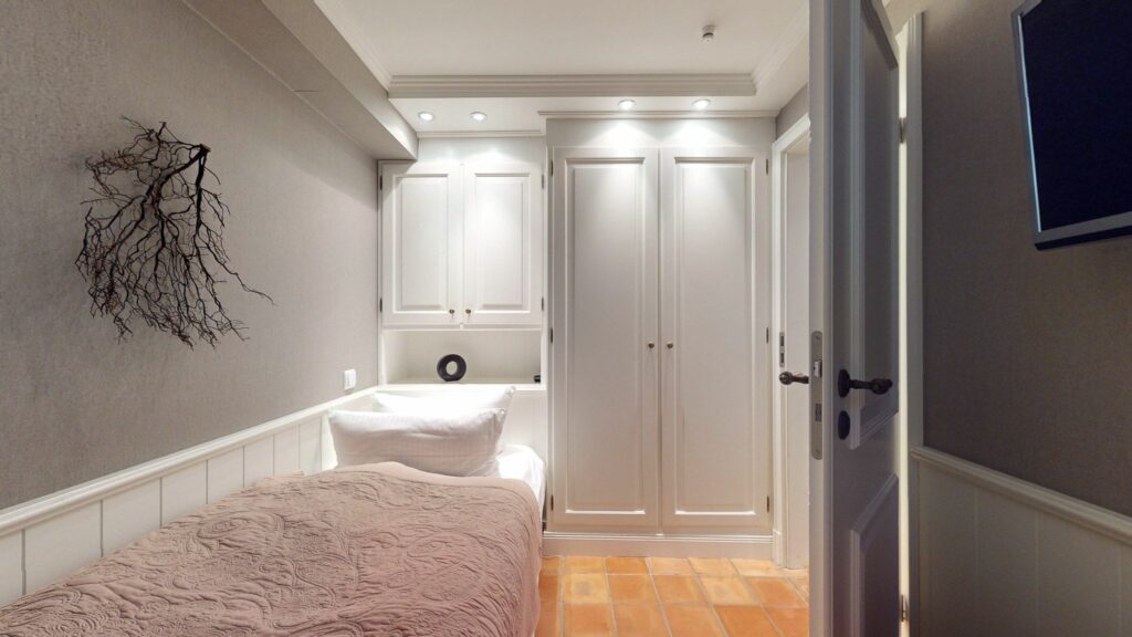 Schlafzimmer mit Einzelbett in Ferienwohnung Hörnum
