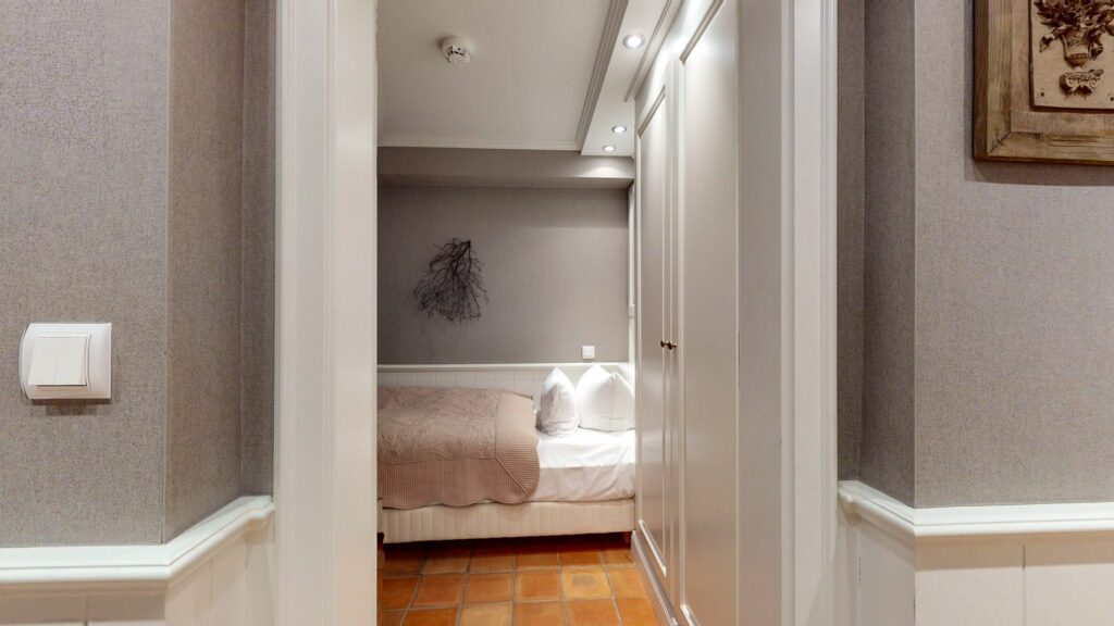 Schlafzimmer mit Fliesenboden in Ferienwohnung Hörnum