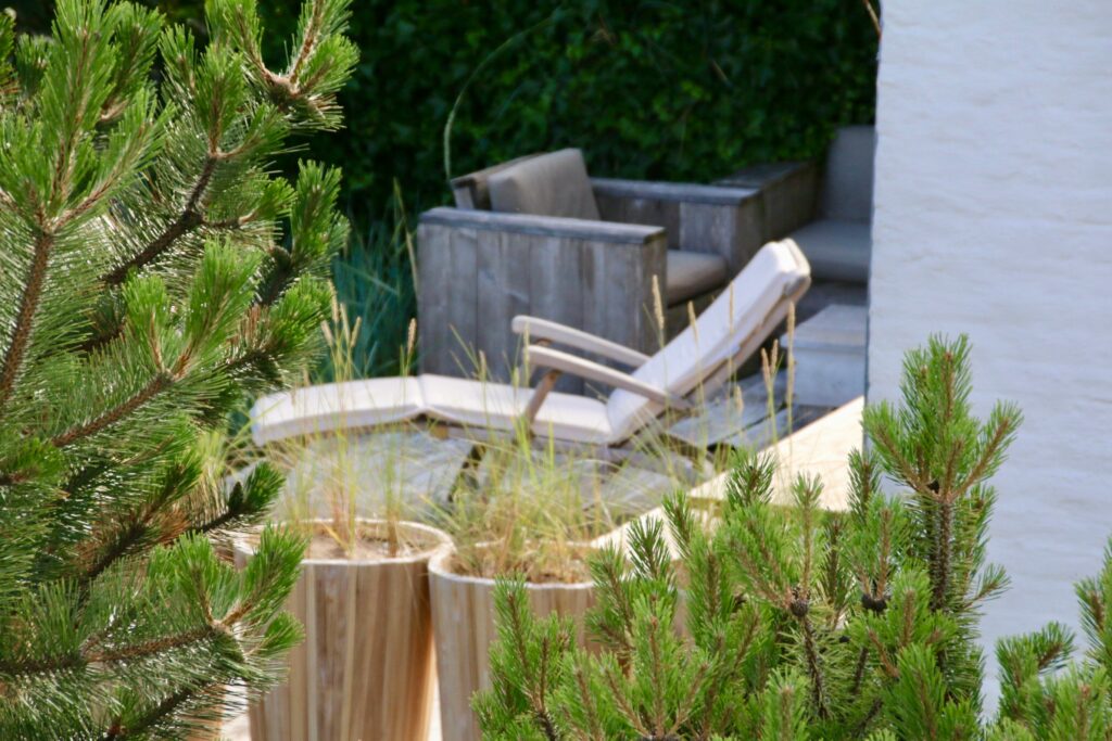 Liegestuhl und Sitzecke im grünen Garten in Ferienwohnung Hörnum