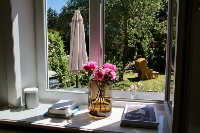 Fensterbank mit Bücher, Blumen und offenen Fenster in Ferienwohnung Hörnum