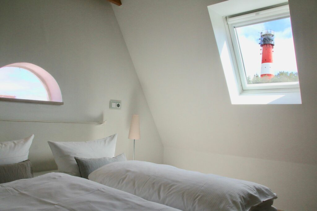 Schlafzimmer mit Blick auf den Leuchtturm in Ferienwohnung Hörnum