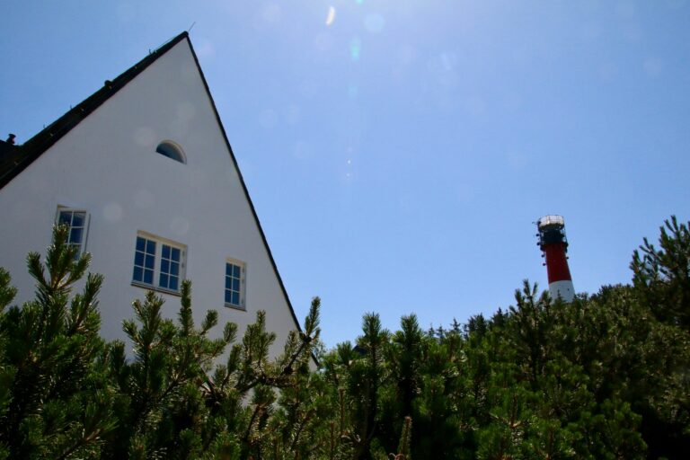 Blick auf Ferienhaus Hörnum und Leuchtturm