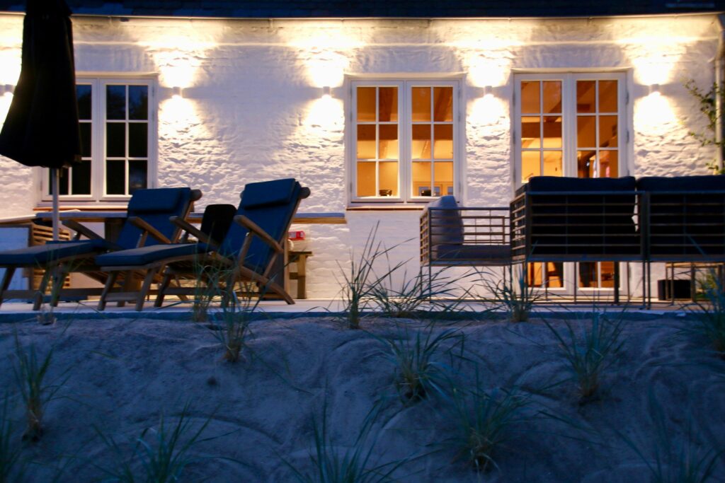 Terrasse mit Liegen und Sitzecke in Ferienwohnung Hörnum