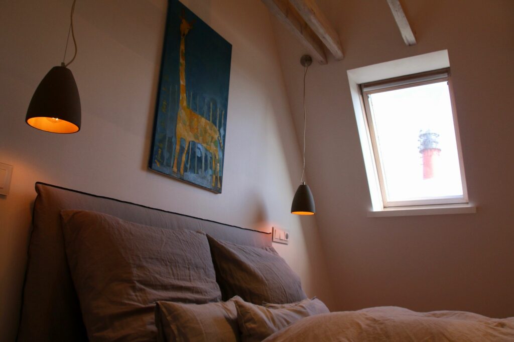 Blick vom Schlafzimmer durchs Dachfenster auf den Leuchtturm in Ferienwohnung Hörnum