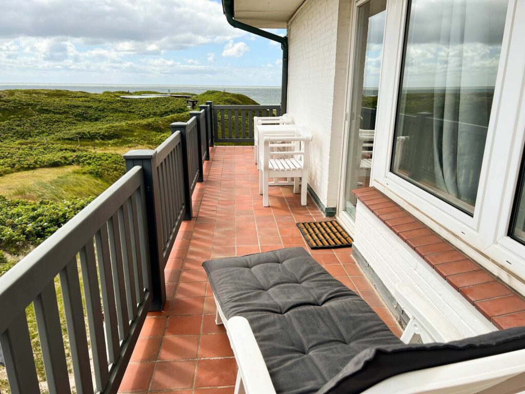 Liegestuhl auf Balkon an Ferienwohnung auf Sylt