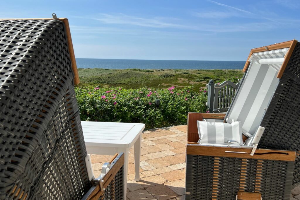 Strandkörbe mit Tisch an Ferienwohnung auf Sylt