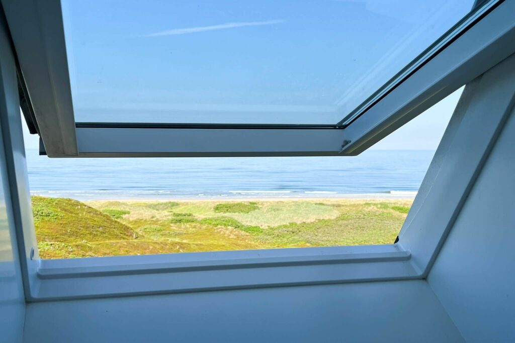 Blick durch Klappfenster in Ferienwohnung auf Sylt