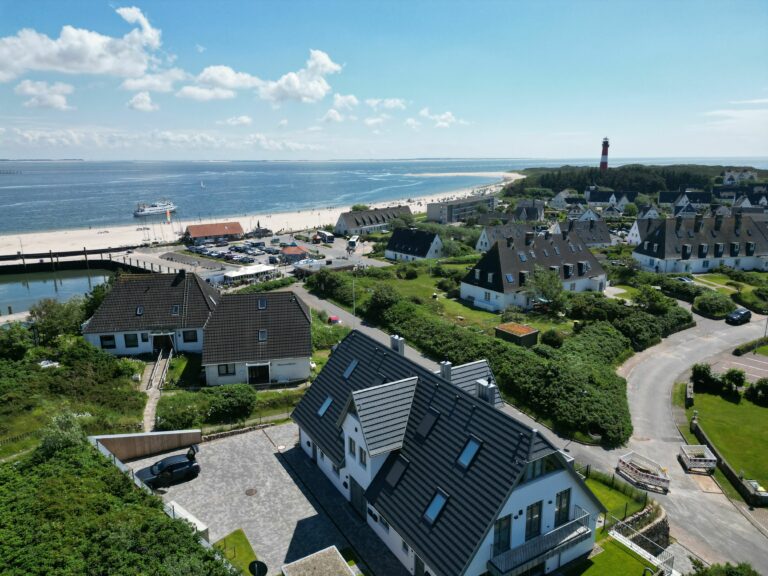 Vogelperspektive auf Häuser mit Blick auf das Meer in Hörnum