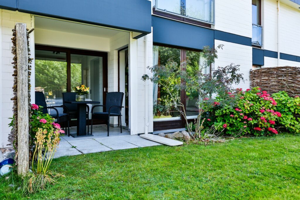 Außenbereich mit kleiner Terrasse mit Stühlen in Ferienunterkunft in Hörnum