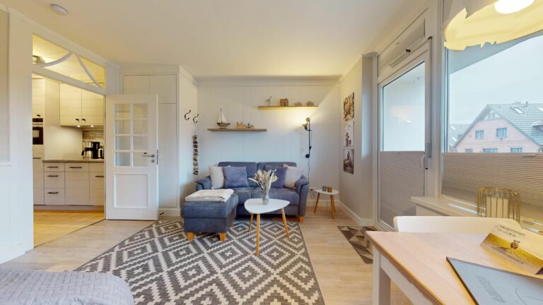 Sofa mit Hocker in Ferienwohnung auf Sylt