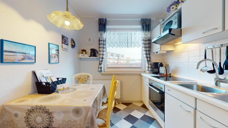 Küchenzeile und Küchentisch in Ferienwohnung auf Sylt