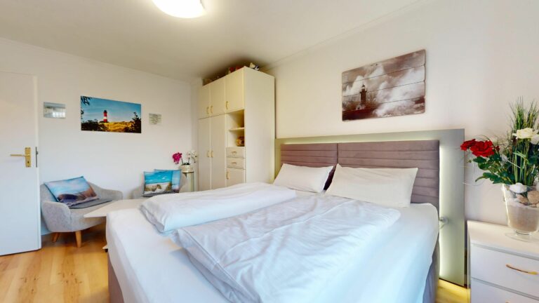 Beleuchtetes Bett in Ferienwohnung auf Sylt