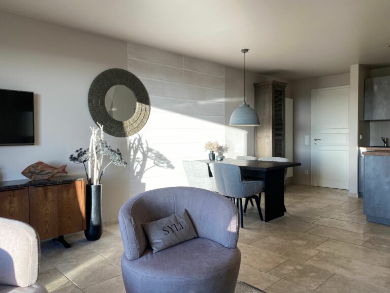 Sessel mit Sylt-Kissen in Ferienwohnung auf Sylt