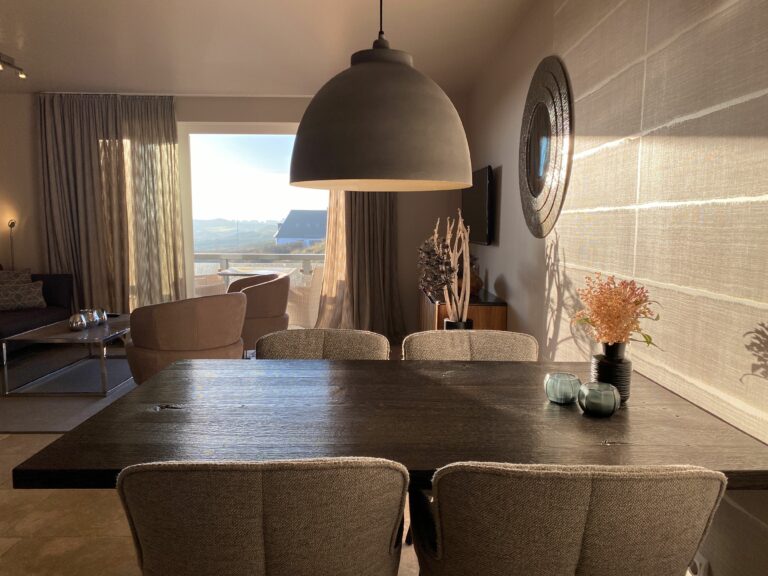 Tisch mit Hängelampe in Ferienwohnung auf Sylt
