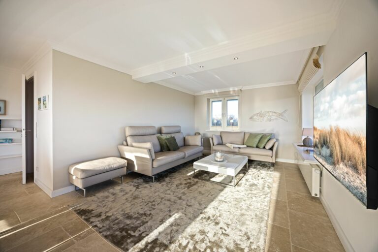 Wohnzimmer mit Fernseher in Ferienwohnung auf Sylt