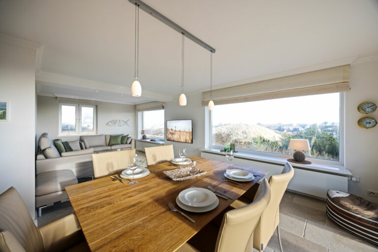 Wohnzimmer und Esstisch in Ferienwohnung auf Sylt