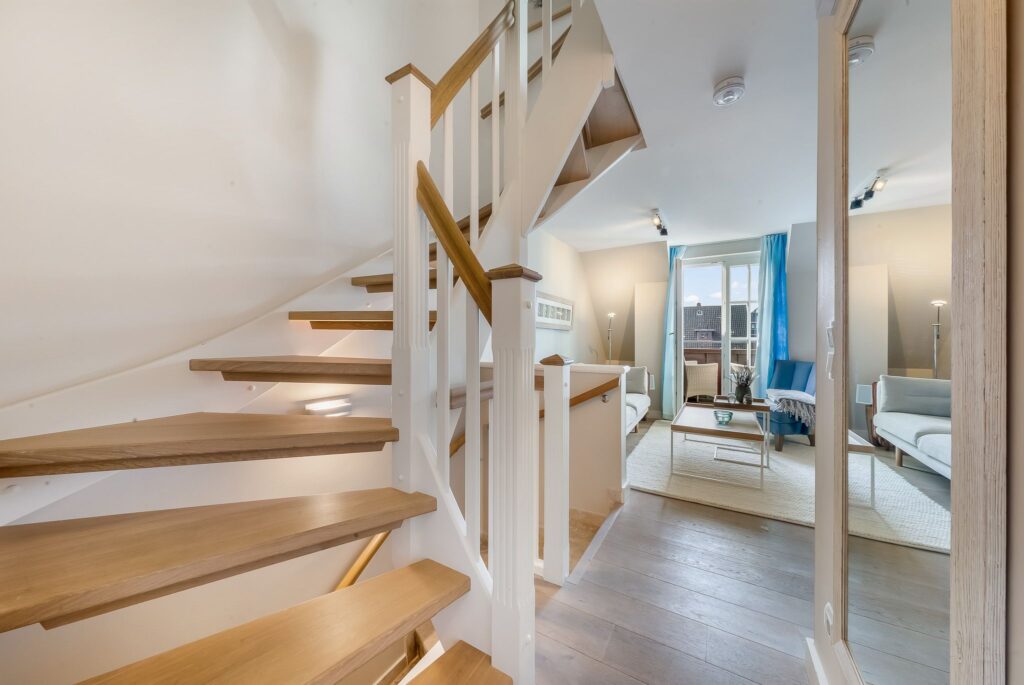 Wohnzimmer und Treppe einer Ferienwohnung auf Sylt