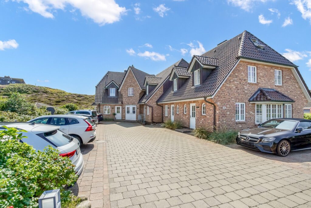 Parkplätze verschiedener Ferienwohnungen auf Sylt