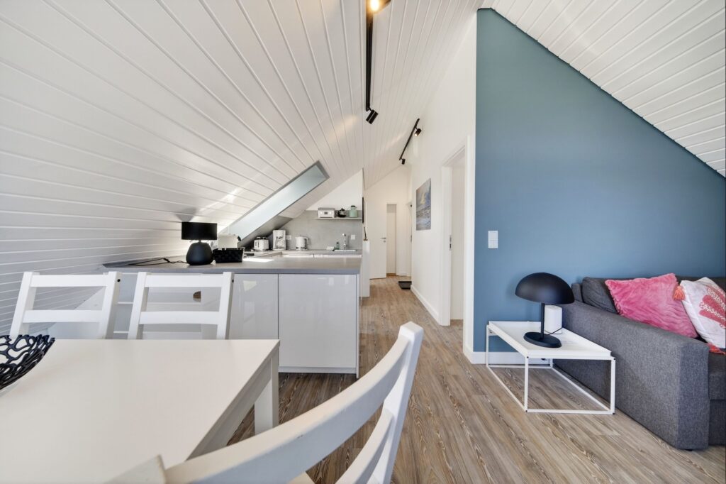 Küche und Wohnzimmer einer Ferienwohnung auf Sylt