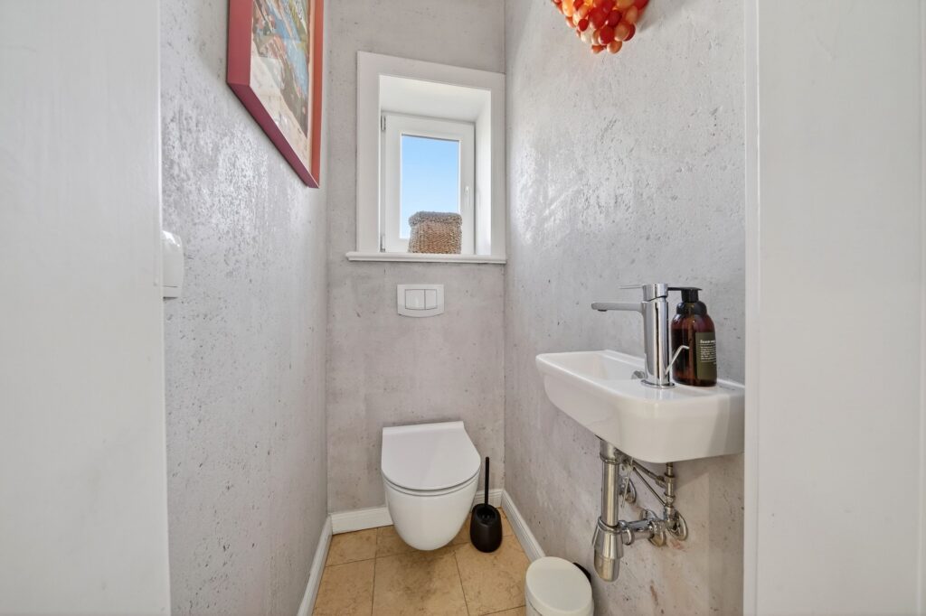 Gäste-WC einer Ferienwohnung auf Sylt