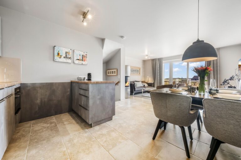 Wohnzimmer und Küche einer Ferienwohnung auf Sylt