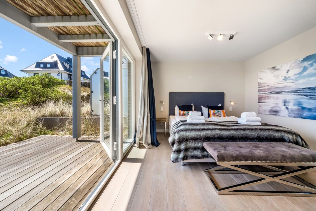 Terrasse und Schlafzimmer einer Ferienwohnung auf Sylt