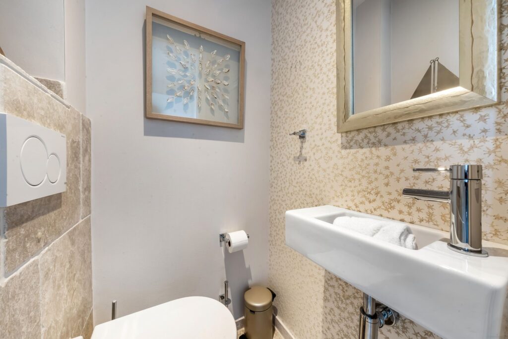 Gäste-WC einer Ferienwohnung auf Sylt