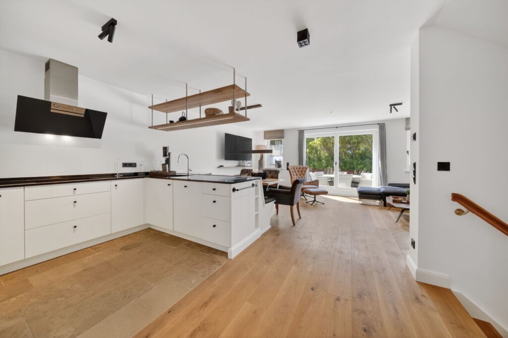Wohnzimmer und Küche einer Ferienwohnung auf Sylt