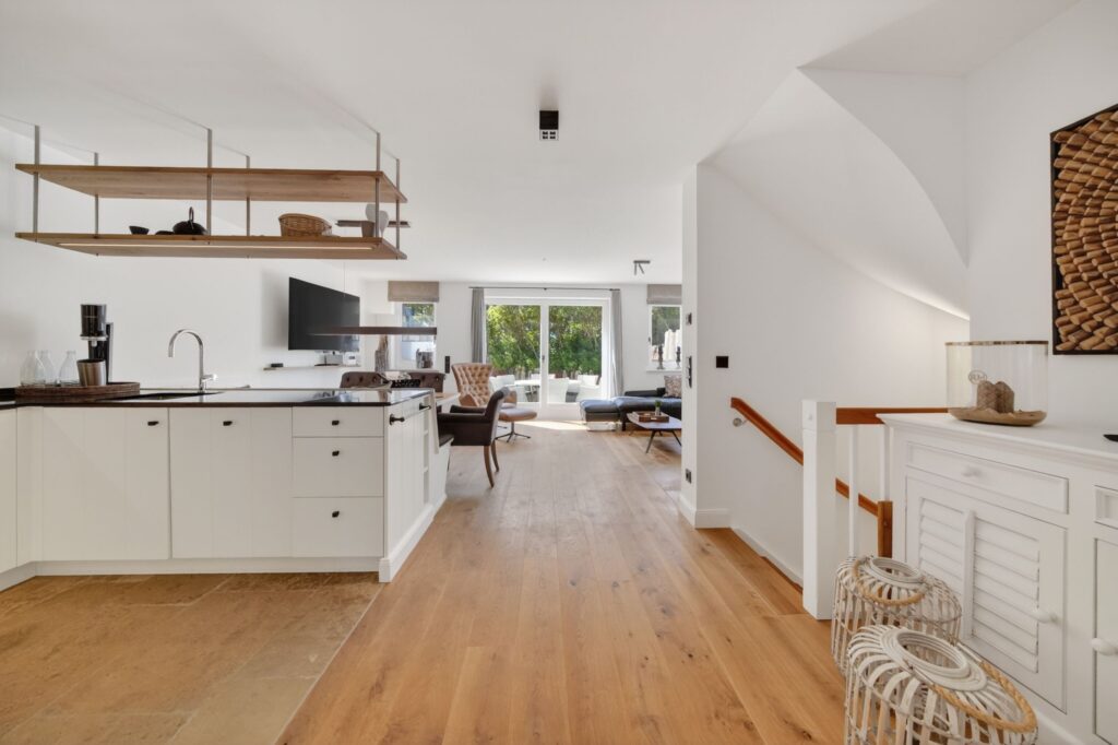 Wohnzimmer und Küche einer Ferienwohnung auf Sylt