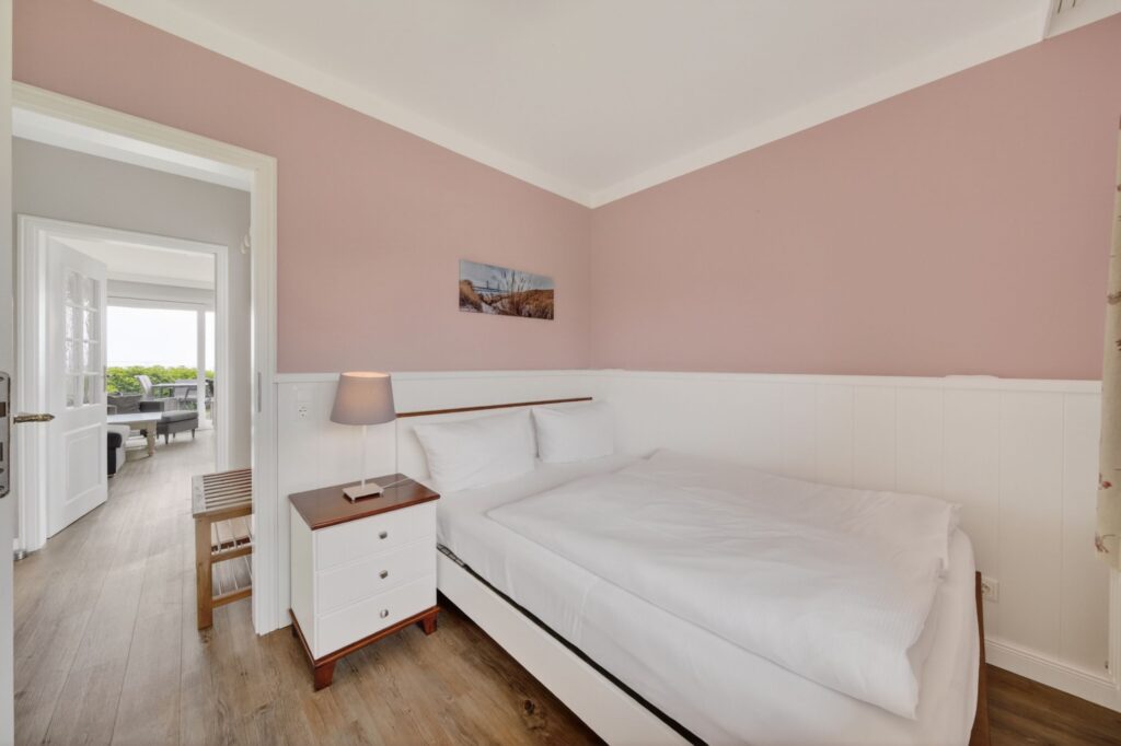 Schlafzimmer einer Ferienwohnung auf Sylt