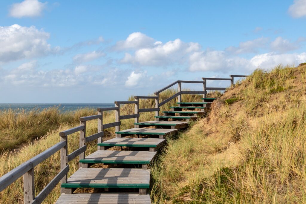 Holztreppe in den Dünen auf Sylt