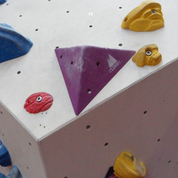 Eine Nahaufnahme von der Kletterwand der Spiel Halle auf Sylt.