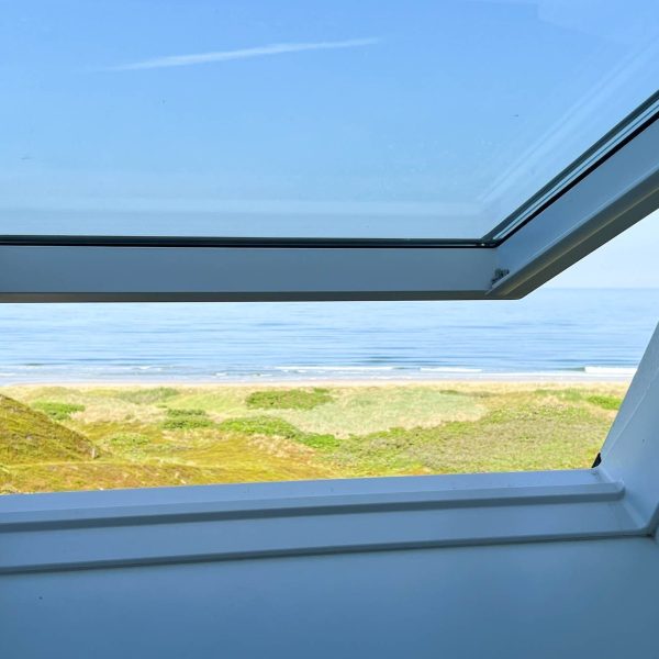 Blick durch Klappfenster in Ferienwohnung auf Sylt
